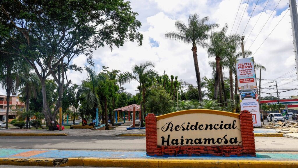 Vista del Parque de Hainamosa Santo Domingo Este con juegos deteriorados"