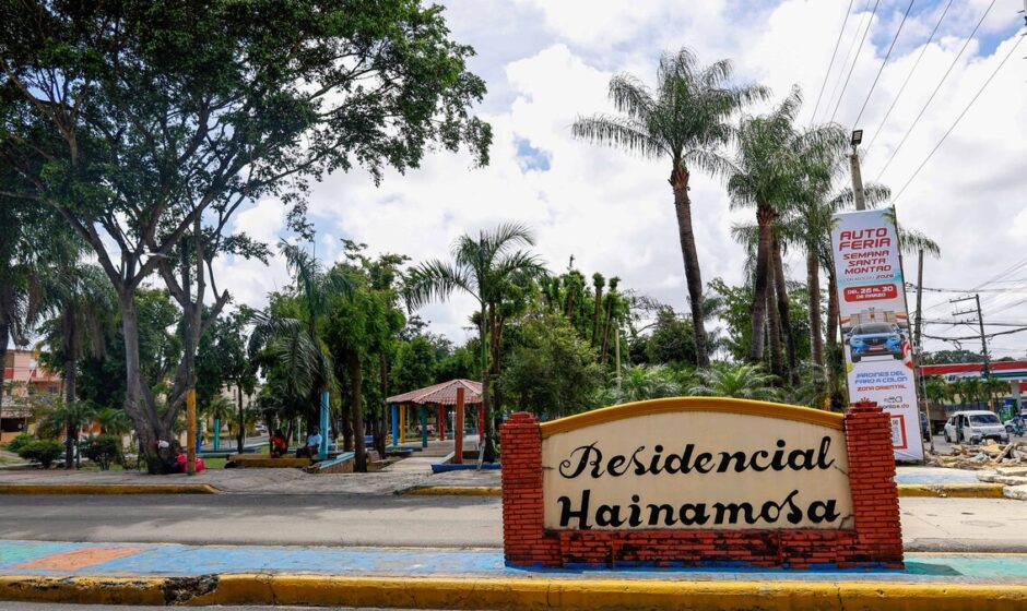 Vista del Parque de Hainamosa Santo Domingo Este con juegos deteriorados"